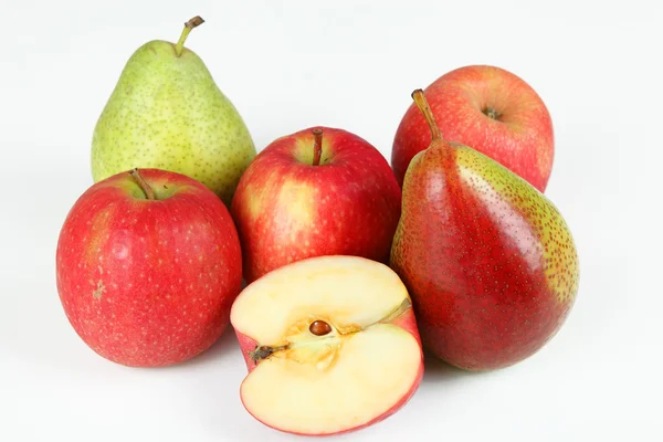 Manzanas y peras con fondo blanco —  Fotos de Stock