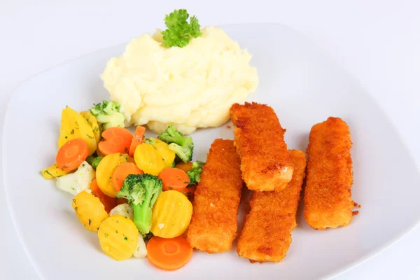 Fischstäbchen mit Kartoffelbrei und Gemüse — Stockfoto