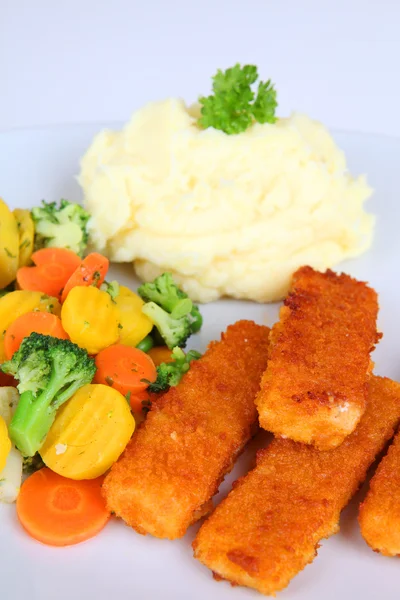 Fischstäbchen mit Kartoffelbrei und Gemüse — Stockfoto