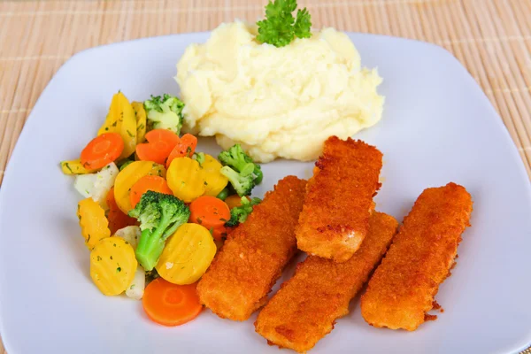 Fischstäbchen mit Kartoffelbrei und Gemüse — Stockfoto