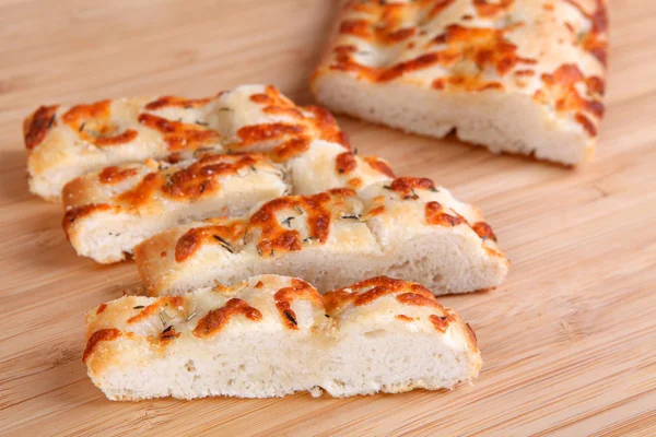 Focaccia in Scheiben geschnitten mit Knoblauch und Kräutern — Stockfoto