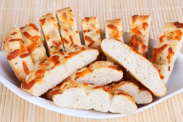 Focaccia in Scheiben geschnitten mit Knoblauch und Kräutern — Stockfoto