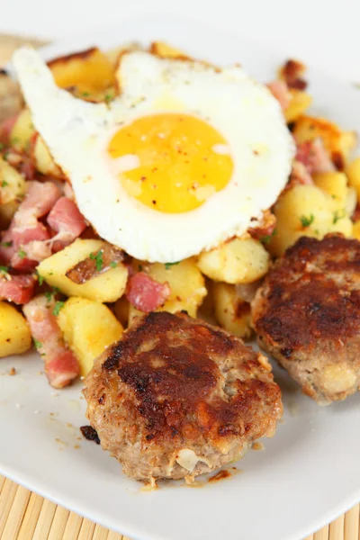 Frikadellen mit Kartoffeln — Stockfoto