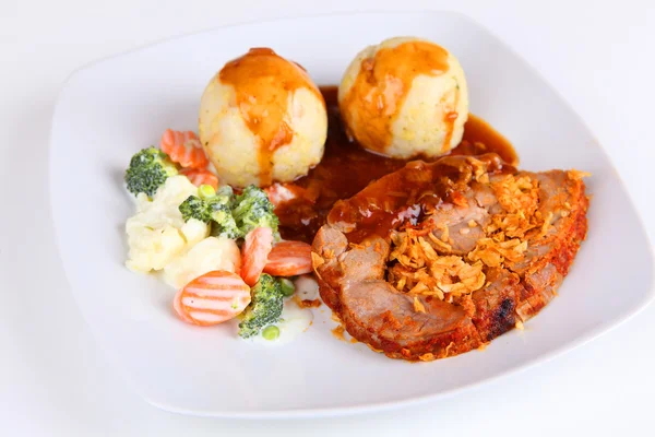 Daging babi panggang dengan pangsit dan sayuran — Stok Foto