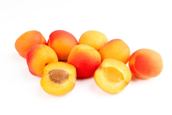 Några aprikoser med vit bakgrund — Stockfoto