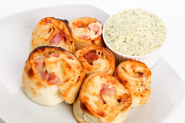 Gefüllte Pizzabrötchen mit Kräuterbutter — Stockfoto