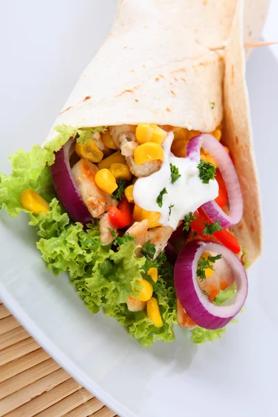 Wrap with chicken breast and vegetables — Stock Photo, Image