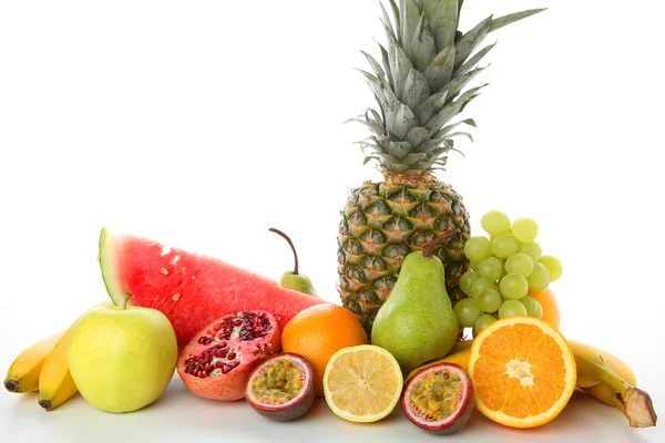 Gemengde exotisch fruit met witte achtergrond — Stockfoto