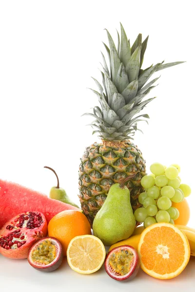 Frutas exóticas mixtas con fondo blanco —  Fotos de Stock