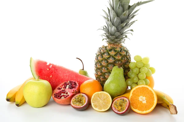 Gemengde exotisch fruit met witte achtergrond — Stockfoto