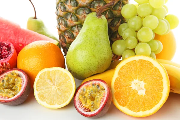 Gemengde exotisch fruit met witte achtergrond — Stockfoto