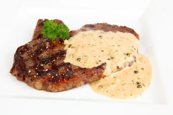 Steak de boeuf avec sauce au poivre — Photo