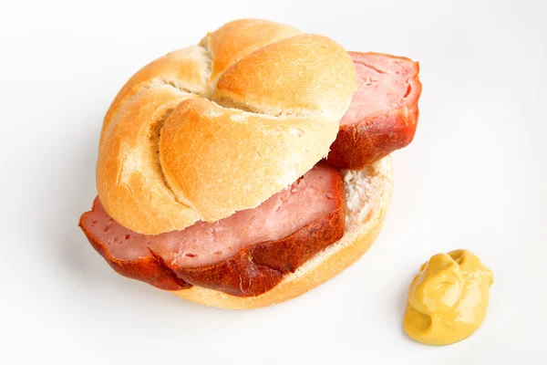 Rolo de carne Sanduíche com mostarda — Fotografia de Stock