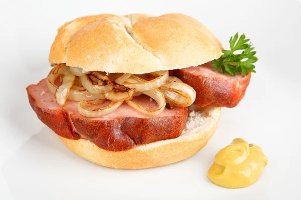 Rolo de carne Sanduíche com cebola — Fotografia de Stock