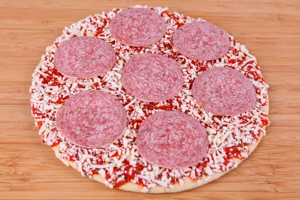 Pizza congelada com salame — Fotografia de Stock