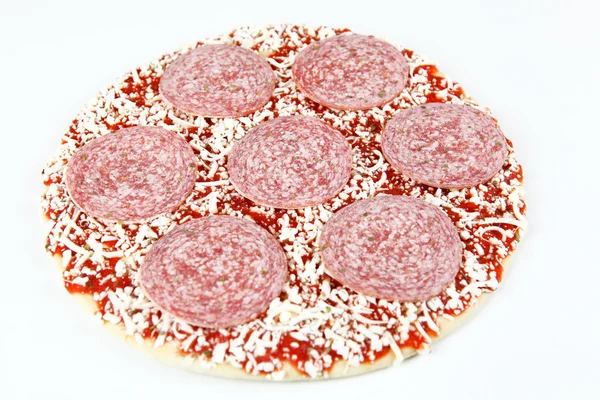Pizza congelada com salame — Fotografia de Stock