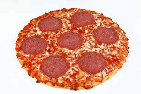 구운된 살라미 피자 — 스톡 사진