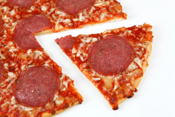 구운된 살라미 피자 — 스톡 사진