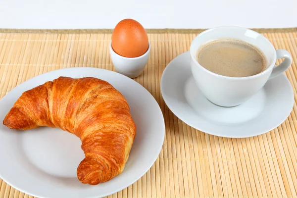 Ontbijt met koffie en croissant — Stockfoto