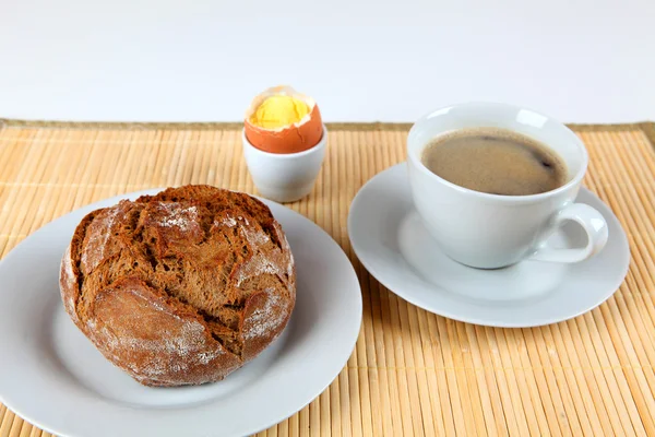 Morgenmad med kaffe og roll - Stock-foto