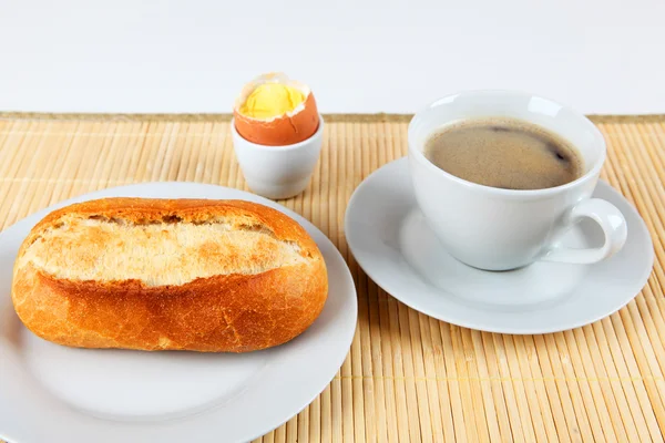 Café da manhã com café e rolo — Fotografia de Stock