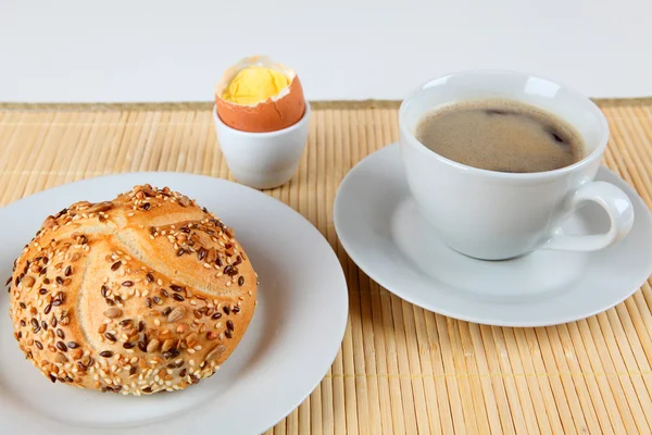 Café da manhã com café e rolo — Fotografia de Stock