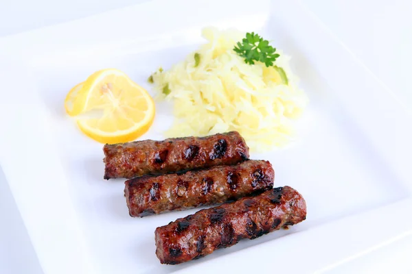 Cevapcici bakar dengan cole slaw — Stok Foto