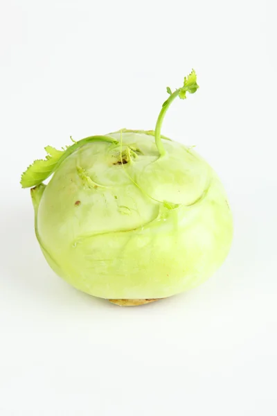 흰색 배경으로 신선한 알 줄기 양배추 — 스톡 사진