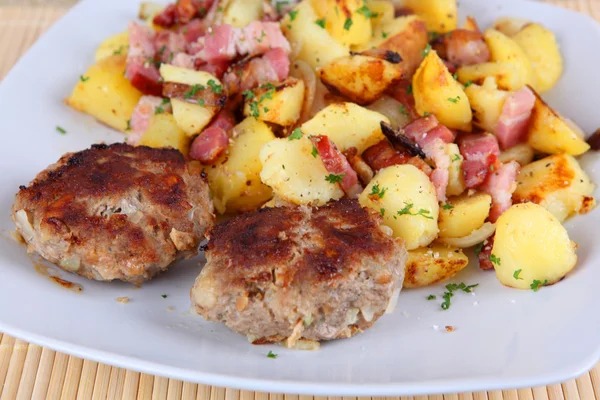 Albóndigas con patatas fritas Imagen de archivo