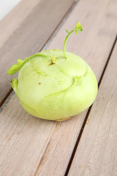 Kohlrabi en una tabla de cortar Imagen de stock