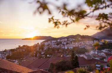 Akdeniz kıyısındaki Kas kasabasında güzel bir günbatımı, Türkiye
