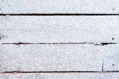 Taze karla kaplı ahşap zemin. Noel ve kış arkaplanı.