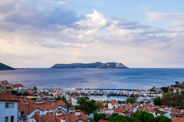 Vacker utsikt över Kas stad på Medelhavskusten, Turkiet och grekiska ön Meis — Stockfoto
