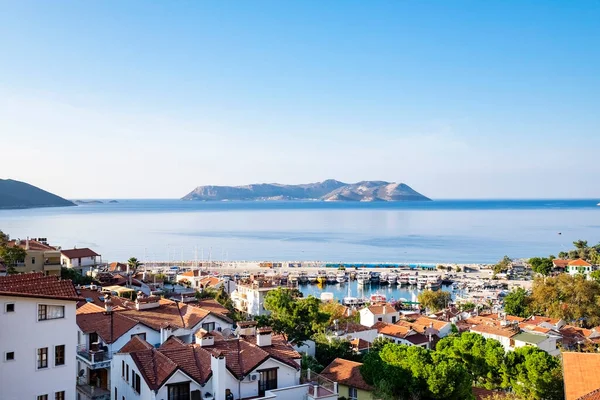 Akdeniz kıyısındaki Kas kasabası, Türkiye ve Yunanistan 'ın Meis Adası' nın güzel manzarası