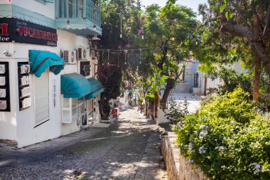 Kalkan, Türkiye - 4 Kasım 2020 - Renkli cadde ve binalar