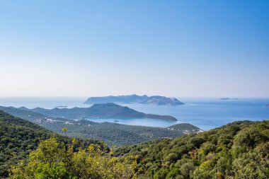 Türkiye 'nin güneyindeki Kas kasabası yakınlarındaki Akdeniz kıyısı manzarası.
