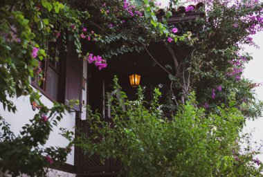 Türkiye 'nin Kas kentindeki begonvil bitki ve fenerlerle dolu rahat bir balkon