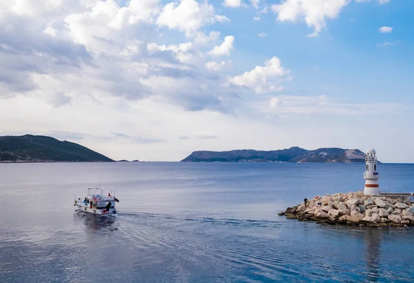 Fyren och båten i Medelhavet i staden Kas, provinsen Antalya i Turkiet — Stockfoto