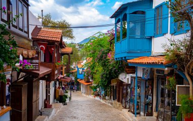 Kas, Türkiye - 9 Kasım 2020 - Kas İlçesi 'nde renkli cadde.