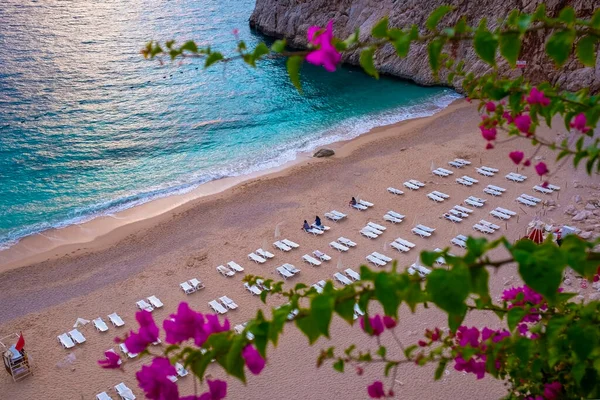 Belo pôr do sol na praia de Kaputas no mar Mediterrâneo, Turquia — Fotografia de Stock