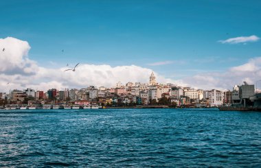 Galata Kulesi ve renkli binalarla şehir manzarası, İstanbul, Türkiye