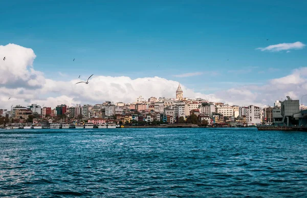 Galata Kulesi ve renkli binalarla şehir manzarası, İstanbul, Türkiye
