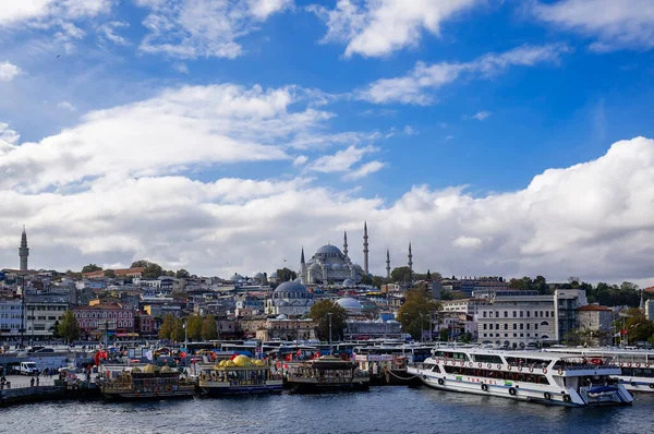 Istanbul, Turkije - 11 november 2020: Stadsgezicht met Galatatatetoren en kleurrijke gebouwen, Istanbul, Turkije — Stockfoto