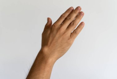 Erkek eli beyaz arka planda Ganglion kisti
