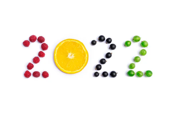 Nuevo año 2022 hecho de frutas y bayas sobre el fondo blanco. —  Fotos de Stock
