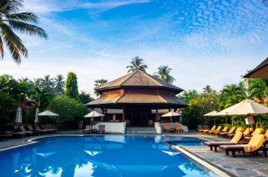 Tropik bir tatil köyünde yüzme havuzu.