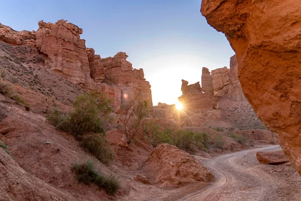 Belo pôr do sol em Charyn canyon perto da cidade de Almaty, Cazaquistão — Fotografia de Stock