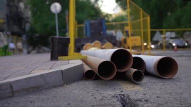 Yol çalışması. Şehir caddesindeki yeraltı borularının yeniden inşası. Yolda yeni metal borular.