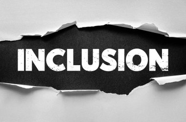 INCLUSION iletisi, iş yeri, eğitim ve toplum iletişiminde eşitliği, aidiyeti ve çeşitliliği sembolize eden yırtık kağıt kavramı altında gösterildi