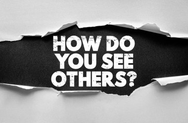 Diğer sorulara nasıl bakıyorsun? Kişisel ya da sosyal ilişkilerde algı, empati, iletişim ve anlayışı temsil eden yırtık kağıt arkaplan üzerine düşünceli mesaj